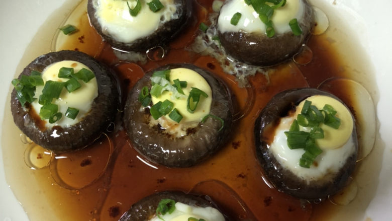 香菇鹌鹑蛋,蒸好淋上生抽热油葱花，就可以开吃了。