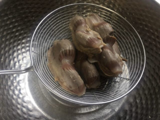 泡椒鸡胗,准备一盆冷开水，鸡胗从热锅里捞出放进冷开水里，冷却一会洗净捞出控干水份。