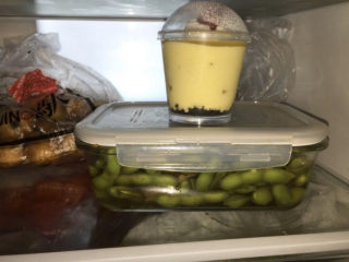 香辣毛豆,盖上乐扣盒子的盖子入冰箱冷藏一夜，起码十个小时。