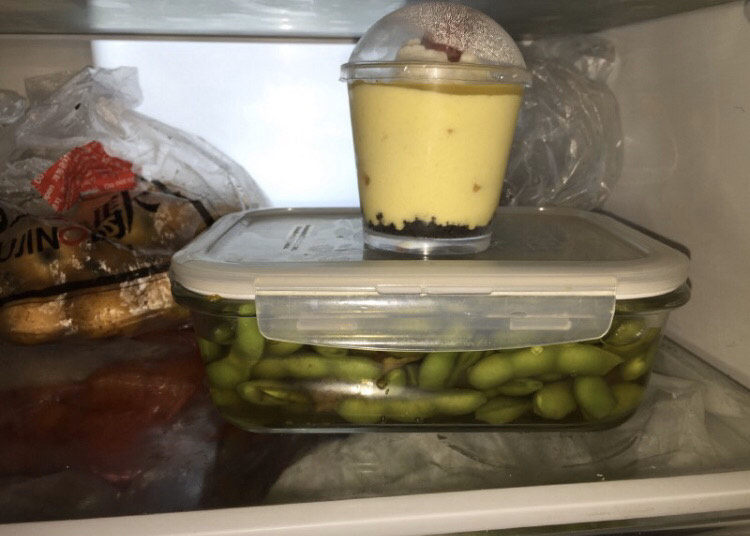 香辣毛豆,盖上乐扣盒子的盖子入冰箱冷藏一夜，起码十个小时。