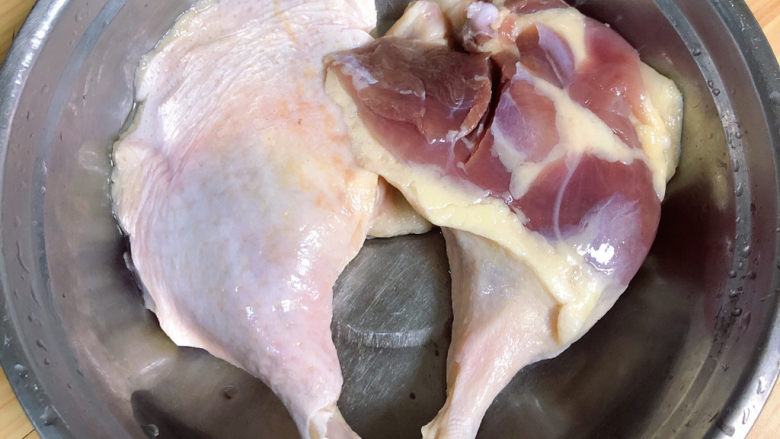 红烧鸭肉,鸭肉蛋白质含量比畜肉含量高得多，而且润燥养胃，止咳化痰。