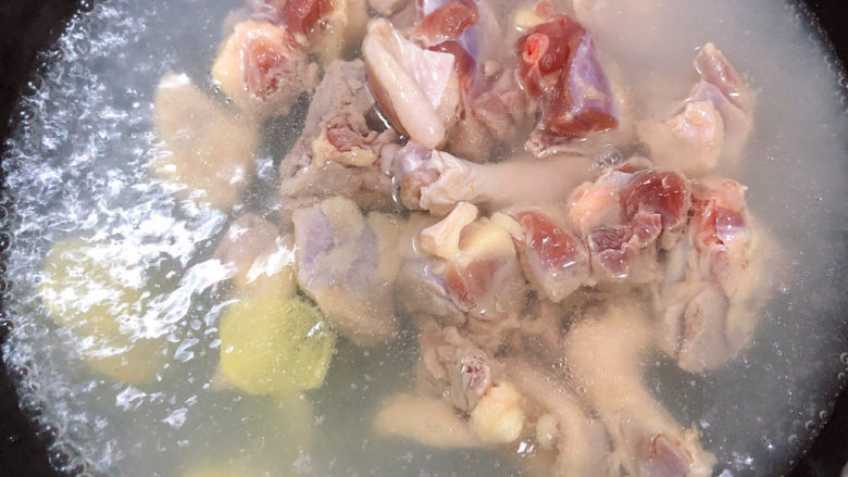 红烧鸭肉,锅中烧开水，放入鸭腿肉、姜片煮2-3分钟。