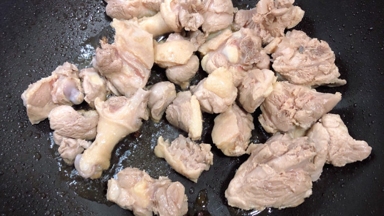 红烧鸭肉,放入鸭肉翻炒均匀。