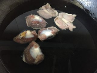泡椒鸡胗,锅里放入适量的水，加入鸡胗和少许的盐