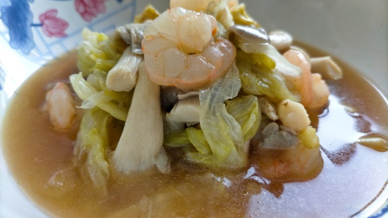 虾仁菌菇煲,出锅装盘