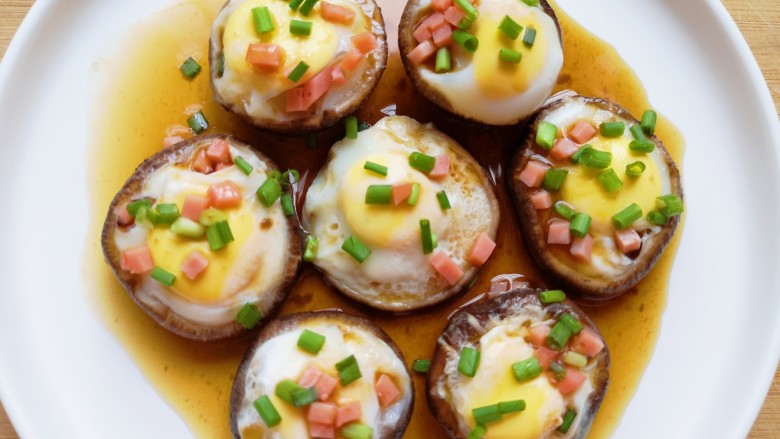 香菇鹌鹑蛋,浇上酱汁，再撒上剩下的火腿肠和小葱。