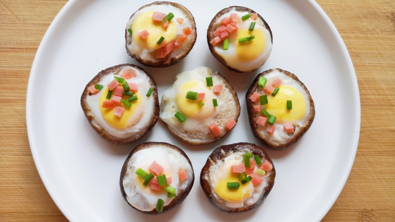 香菇鹌鹑蛋,撒上一半的火腿肠和小葱。