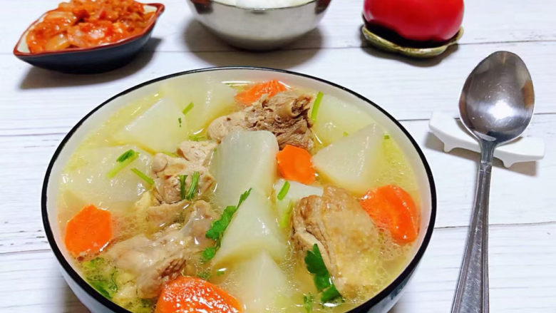 萝卜炖鸭肉,搭配一碗白米饭和辣白菜、水果一起吃就是标配的一餐