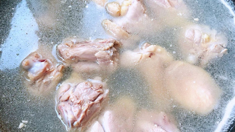 萝卜炖鸭肉,锅中烧开水放入鸭腿焯水去除油脂和杂质