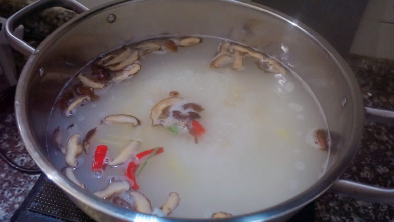 鲜虾干贝鱼片海鲜粥,再放入红辣椒搅拌均匀煮2-3分钟