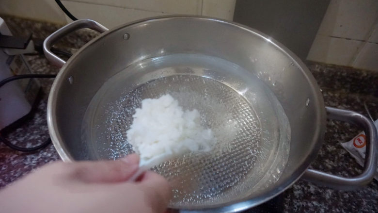 鲜虾干贝鱼片海鲜粥,水煮开后，将煮好的米饭倒入锅内