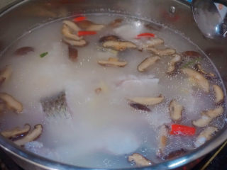 鲜虾干贝鱼片海鲜粥,中火焖煮5-6分钟