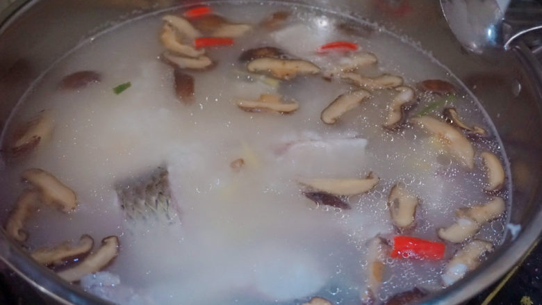 鲜虾干贝鱼片海鲜粥,中火焖煮5-6分钟