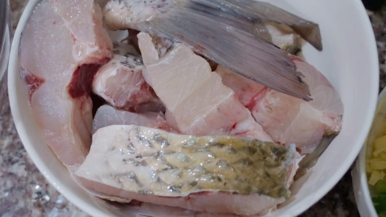 鲜虾干贝鱼片海鲜粥,准备草鱼，切成块（建议鱼头另外煮汤哦）