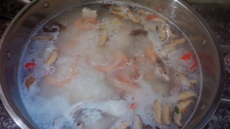 鲜虾干贝鱼片海鲜粥,最后倒入鲜虾