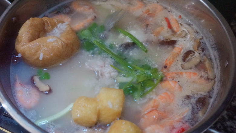 鲜虾干贝鱼片海鲜粥,加盐焖煮5-6分钟，加入香菜，即可出锅～