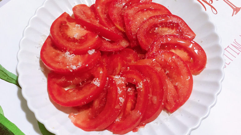 糖拌西红柿,拍一张美美哒图片  拍完就可以吃啦😄