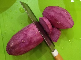 紫薯银耳羹,紫薯清洗一下去皮