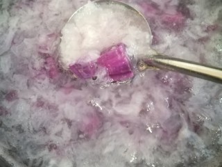紫薯银耳羹,等银耳煮出胶之后倒入紫薯再煮20分钟左右