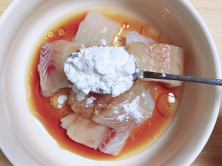 清蒸龙利鱼,再放一勺淀粉，搅拌均匀。