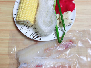 清蒸龙利鱼,准备好食材。龙利鱼、粉丝、玉米、红椒、蒜、小葱。