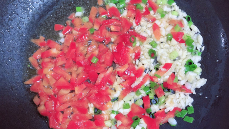 清蒸龙利鱼,锅中倒入油，烧热至五成热。放入葱蒜红椒煸香。