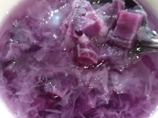 紫薯银耳羹,加适量的冰糖就可以啦