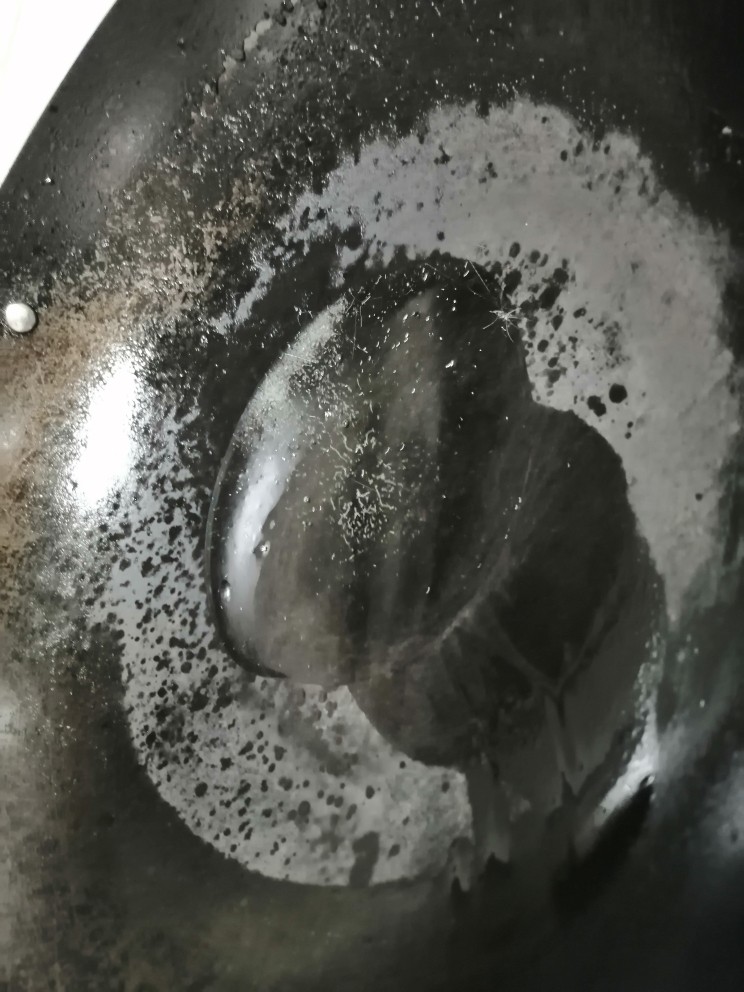 盐焗鹌鹑蛋,开火加热锅倒入油。