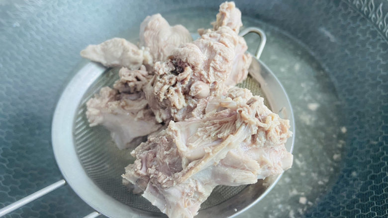 红烧鸭肉,焯烫三至五分钟捞起沥干