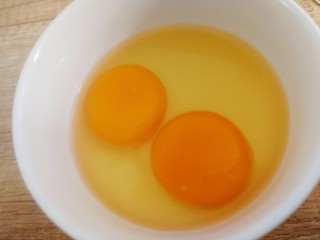 炒米粉,准备两个鸡蛋。