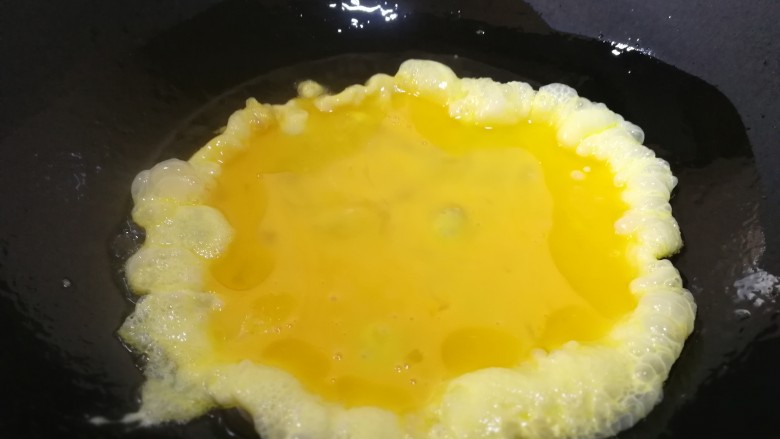 炒米粉,油五成热倒入打散的鸡蛋。