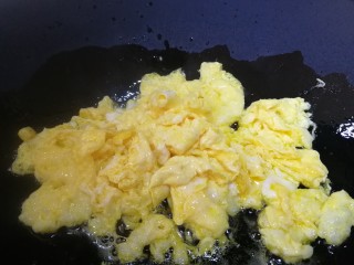 炒米粉,划散炒至蛋液凝固。