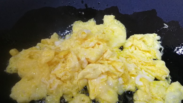 炒米粉,划散炒至蛋液凝固。