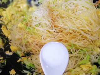 炒米粉,放入一小勺盐，加一勺清水，用筷子抖散不断翻匀至米粉变软。