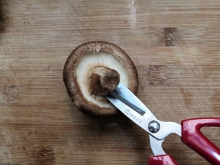 香菇鹌鹑蛋,我们把香菇的柄和香菇盖，用剪刀，分离