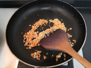 香菇鹌鹑蛋,把胡萝卜和香菇柄沫，翻炒均匀