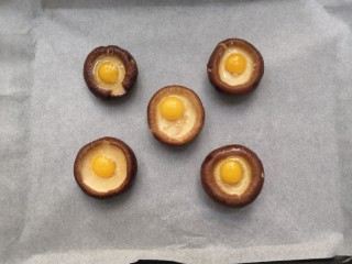 香菇鹌鹑蛋,把鹌鹑蛋，磕入，香菇盖中