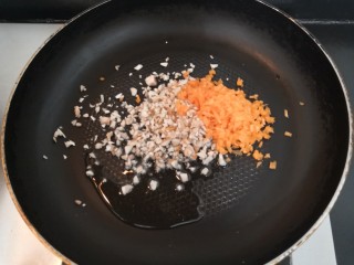 香菇鹌鹑蛋,倒入，香菇柄和胡萝卜丁