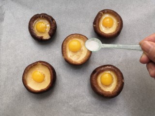 香菇鹌鹑蛋,洒上，盐