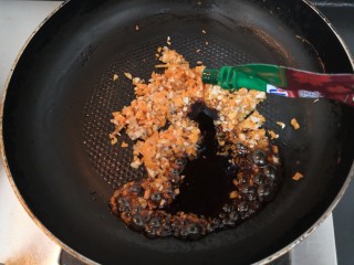 香菇鹌鹑蛋,胡萝卜和香菇柄，回软断生后，倒入照烧汁