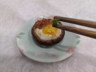 香菇鹌鹑蛋,把香菇鹌鹑蛋，装盘，点缀上小葱