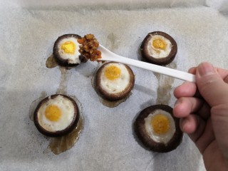 香菇鹌鹑蛋,8分钟后，取出，把胡萝卜香菇柄沫，酿入香菇盖中