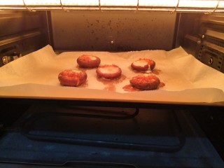 香菇鹌鹑蛋,酿好后，再次放入烤箱，再烘烤2分钟，时间到，取出