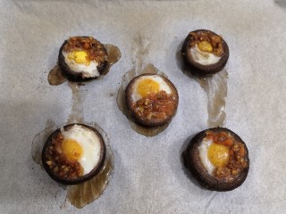 香菇鹌鹑蛋,整个香菇鹌鹑蛋，只要，酿一半，如图所示