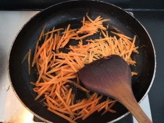 豆芽炒粉条,把胡萝卜丝，翻炒1分钟
