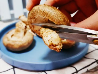 香菇鹌鹑蛋,用剪刀剪去根部