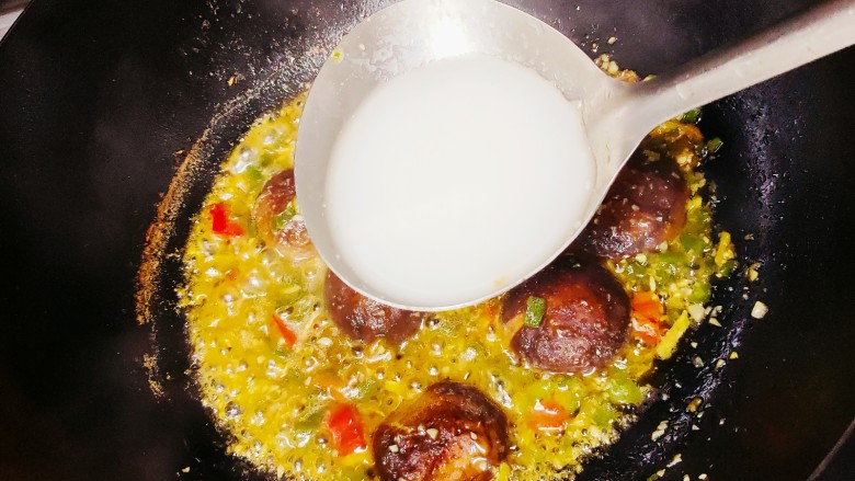 香菇鹌鹑蛋,煮至少量汤汁后放入一勺水淀粉