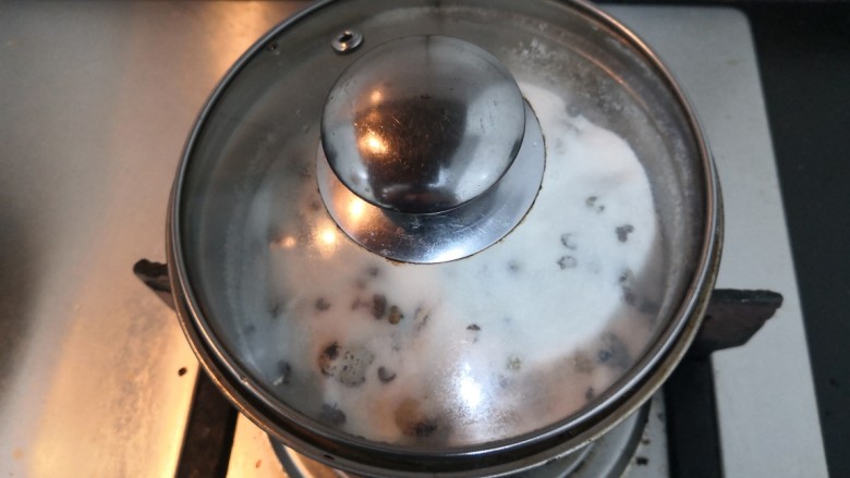盐焗鹌鹑蛋,盖上锅盖，小火焖8分钟，关火，让它，自然凉凉