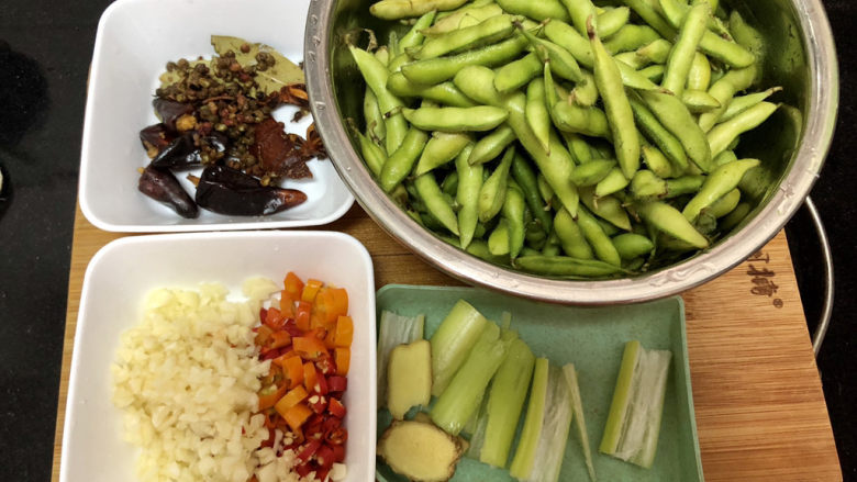 香辣毛豆➕青青自是风流主,全部食材准备好。