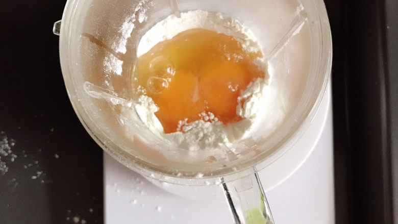 荷兰松饼,鸡蛋打入面粉中